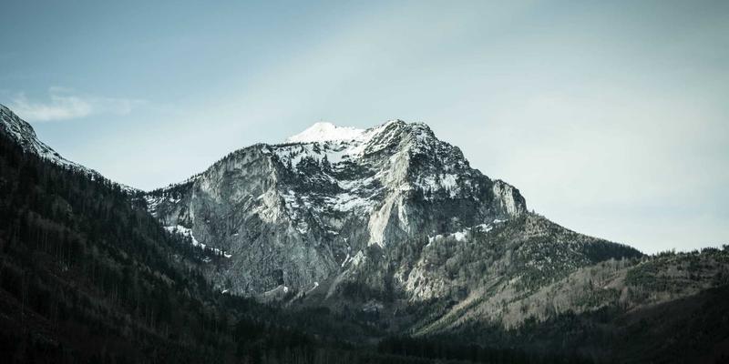 从陌生到并肩：网络游戏社交系统中装备交易与账号互信的构建机制