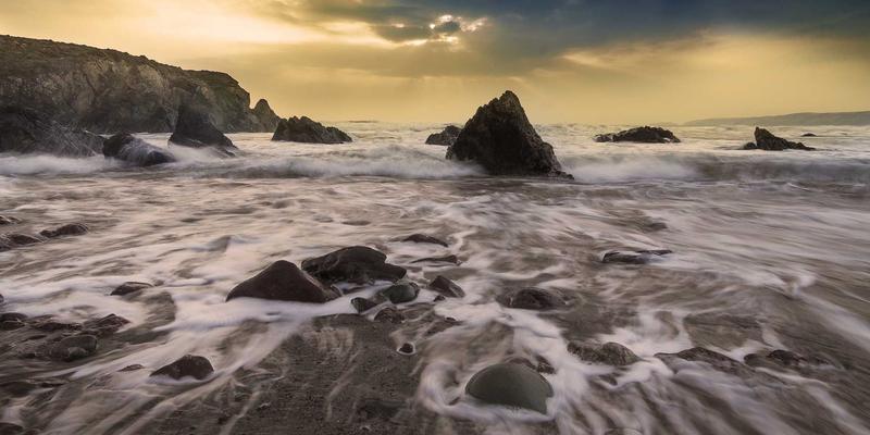 游戏账号与虚拟交易背后的秘密：如何调控游戏经济系统，防止通货膨胀与市场崩溃？